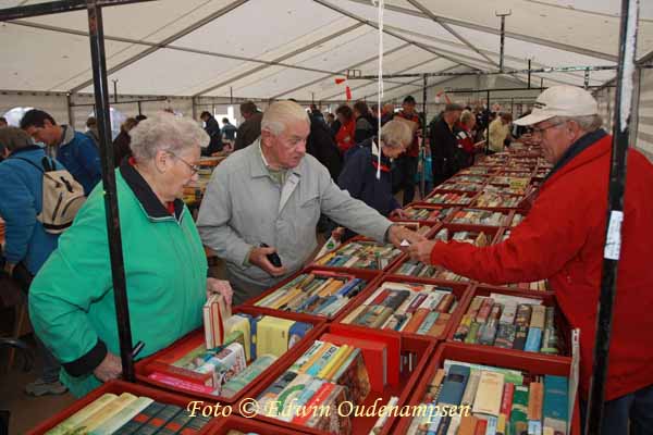 Topdag voor de veiling en boekenmarkt Holten 