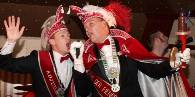 Achter de schermen fienpreuvers dijkerhoek carnaval bonte paard 