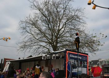 Sinterklaas in Holten gearriveerd smidsbelt kulturhus gemeente 