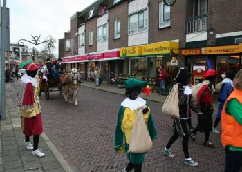 Sint met helikopter in Dijkerhoek dijkerhoek 