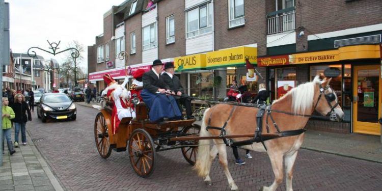 Sinterklaas in Holten gearriveerd smidsbelt kulturhus gemeente 