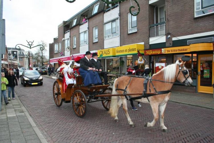 Sinterklaas in Holten gearriveerd smidsbelt kulturhus gemeente 