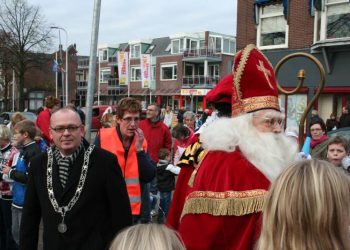 Sint met helikopter in Dijkerhoek dijkerhoek 