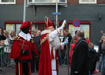 Sinterklaas in Holten gearriveerd smidsbelt kulturhus gemeente 