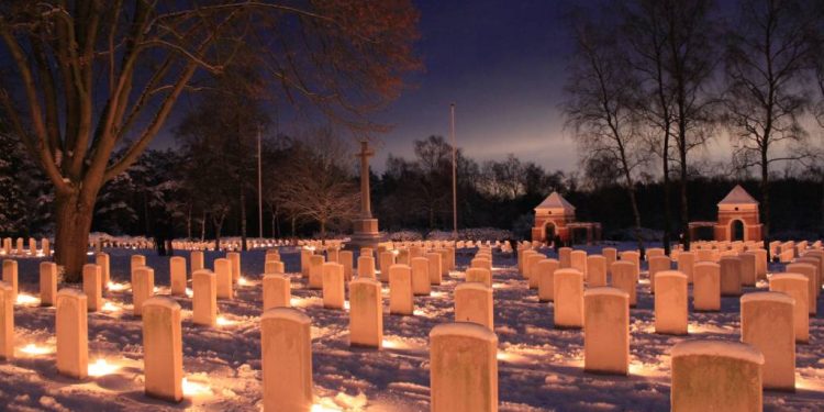 Kaarsen op begraafplaats canadese begraafplaats 