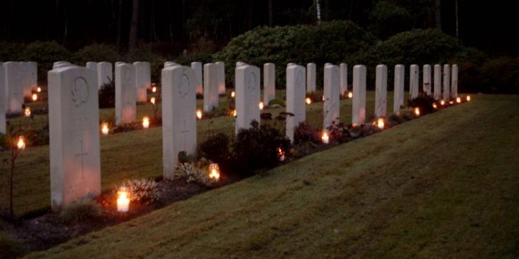 Kerstavond in Holten is een avond in licht gemeente canadese begraafplaats 