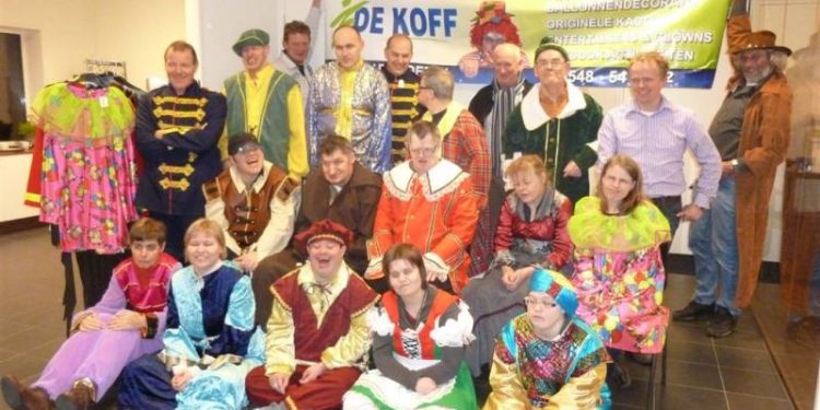 Mensen van Zozijn in de startblokken voor carnaval. snorrewind fienpreuvers carnaval 