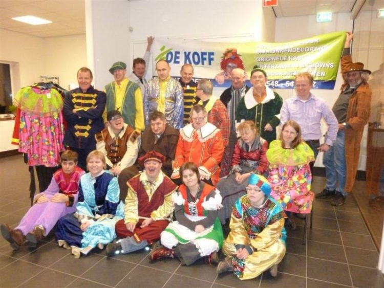 Mensen van Zozijn in de startblokken voor carnaval. snorrewind fienpreuvers carnaval 