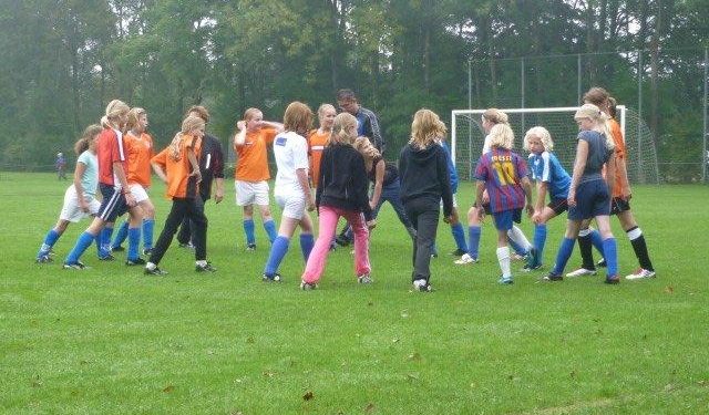 HoltensNieuws.nl Sportieve meisjes van Holten Sportieve meisjes van Holten blauwwit