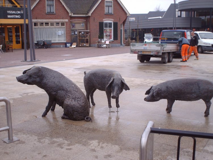 Keunen en bankje weer terug kulturhus gemeente 