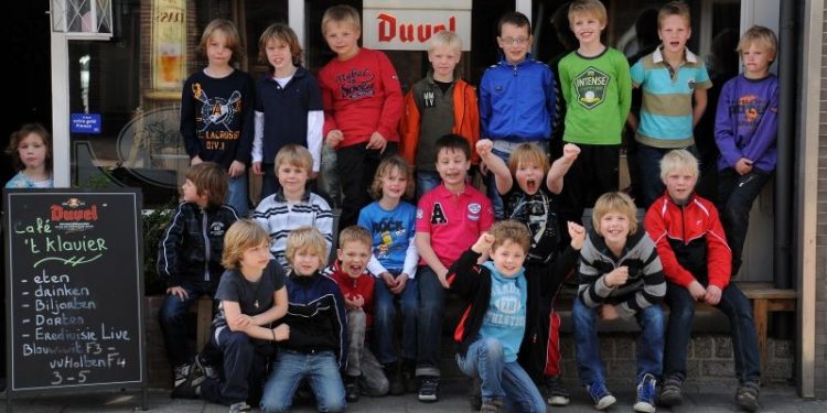 Shirtsponsor Klavertje nodigt voetballers uit vvholten blauwwit 