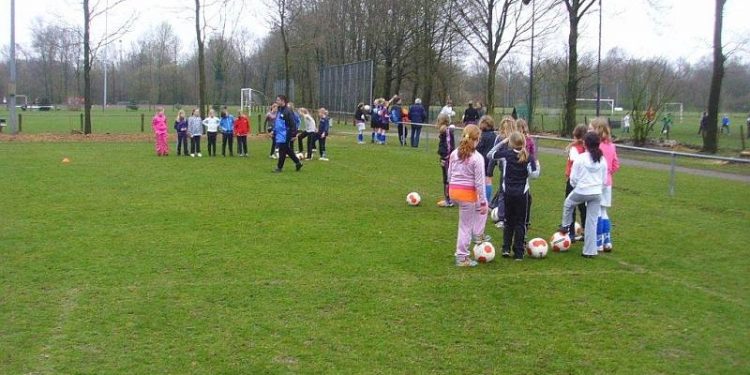 Zeer geslaagde voetbalclinic voor meisjes bij Blauw Wit! voetbal blauwwit 