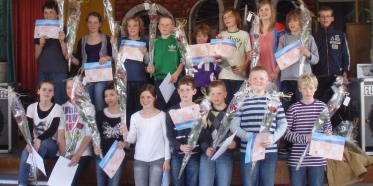 HoltensNieuws.nl 121 leerlingen geslaagd voor Jeugd-EHBO ! 121 leerlingen geslaagd voor Jeugd-EHBO ! holterenkschool