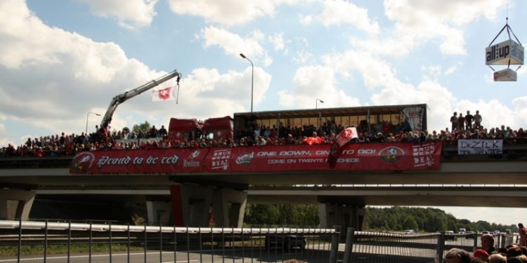 FC-Twente naar de laatste aftrap politie brandweer 