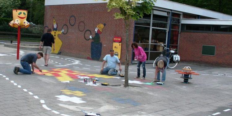 HoltensNieuws.nl Vrolijke kleuren voor schoolplein Haarschool Vrolijke kleuren voor schoolplein Haarschool haarschool