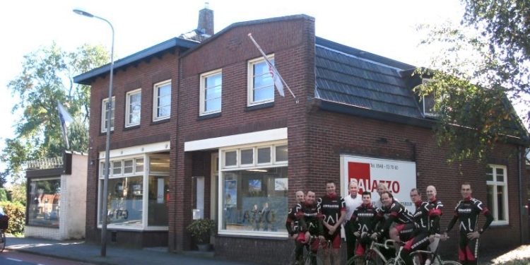Palazzo steekt medewerkers in wielerkleding 