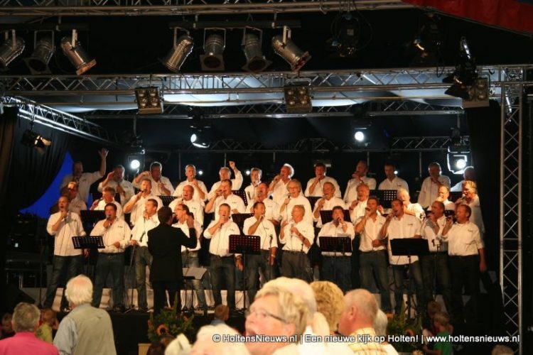 Korhanen pakken uit tijdens de Keunefeesten korhanen Keunefeesten dijkerhoek de hoolter deerns 