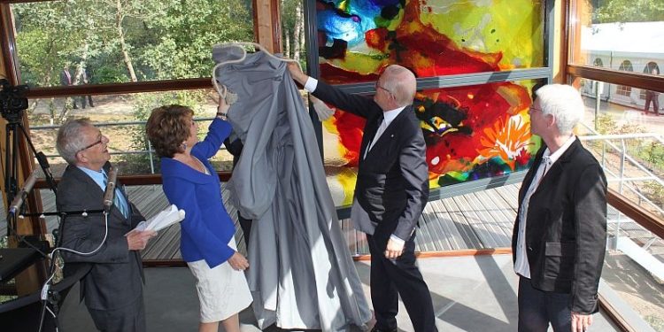 Margriet opent Infocentrum Canadese Begraafplaats canadese begraafplaats 