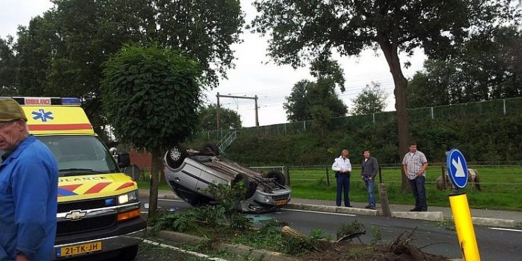 Auto over de kop op Deventerweg 