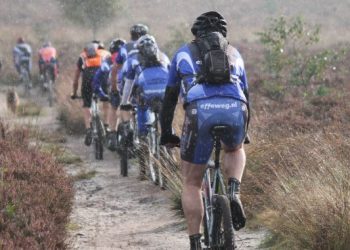 Fietsers genieten van veldtoertocht in Holten wielervereniging sallandse heuvelrug canadese begraafplaats 