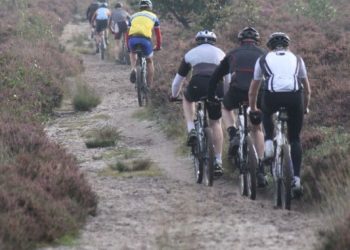 Fietsers genieten van veldtoertocht in Holten wielervereniging sallandse heuvelrug canadese begraafplaats 