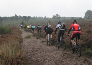 Fietsers genieten van veldtoertocht in Holten wielervereniging sallandse heuvelrug canadese begraafplaats 