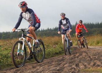 Fietsers genieten van veldtoertocht in Holten wielervereniging sallandse heuvelrug canadese begraafplaats 