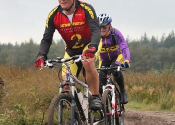 Fietsers genieten van veldtoertocht in Holten wielervereniging sallandse heuvelrug canadese begraafplaats 