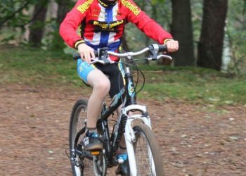 Fietsers genieten van veldtoertocht in Holten wielervereniging sallandse heuvelrug canadese begraafplaats 