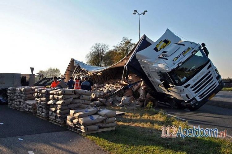 Vrachtwagen gekanteld op rontonde in Zelhem politie muller 