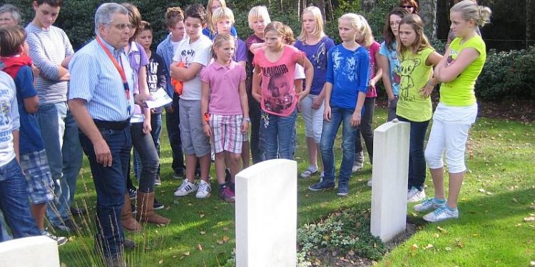 HoltensNieuws.nl Holterenk bezoekt nieuw informatiecentrum Canadese begraafplaats Holterenk bezoekt nieuw informatiecentrum Canadese begraafplaats canadese begraafplaats