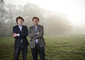 Midwinterhoornblazers geven demonstratie en uitleg bij VVV Holten. kulturhus 