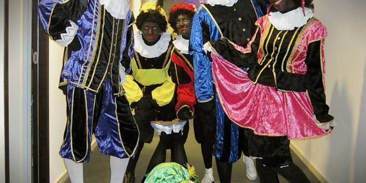 Vrolijk zwarte pietenspel in Kulturhus kulturhus 