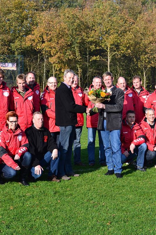 Supportersvereniging der Roodzwarten schenkt VV Holten leidersjassen vvholten 