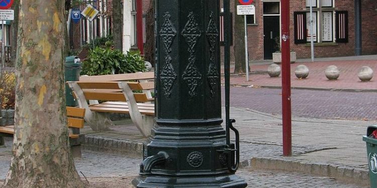 ‘Verdwenen’ Holtense dorpspomp weer boven water vvd lokaal smidsbelt gemeente 