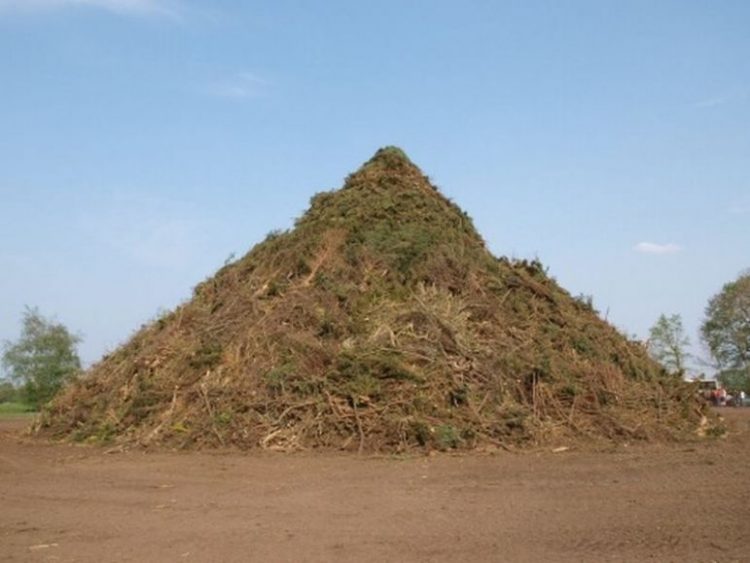 Holten bouwt de Paasvuren paasvuur espelo dijkerhoek beuseberg 