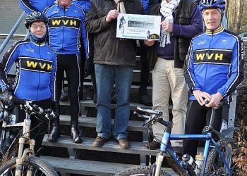 Fietsers genieten van veldtoertocht in Holten wielervereniging sallandse heuvelrug canadese begraafplaats 