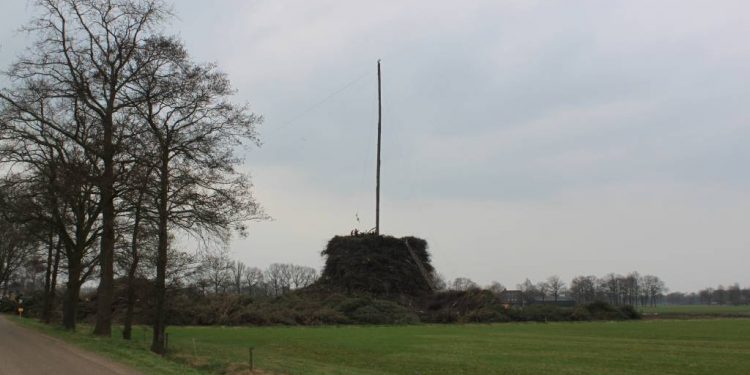 Recordbouw Paasvuur Espelo in volle gang paasvuur espelo 