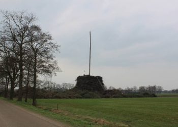 Recordbouw Paasvuur Espelo in volle gang paasvuur espelo 