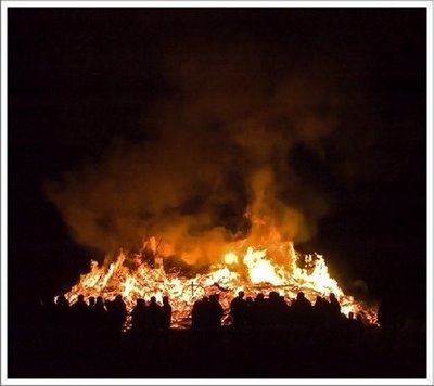 Holten bouwt de Paasvuren. paasvuur espelo dijkerhoek beuseberg 