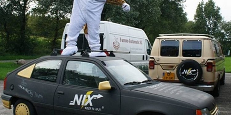 Café Tonnie toneel voor spektakelstuk band NIX toontje espelo bie toontje 
