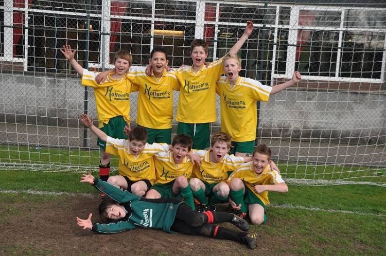 Holterenk  kampioen schoolvoetbal 