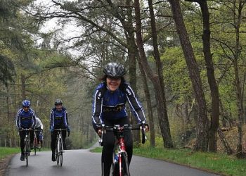 Fietsers genieten van veldtoertocht in Holten wielervereniging sallandse heuvelrug canadese begraafplaats 