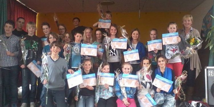 Jeugd EHBO diploma voor groep 8 van de Holterenk 