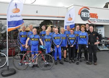 Fietsers genieten van veldtoertocht in Holten wielervereniging sallandse heuvelrug canadese begraafplaats 