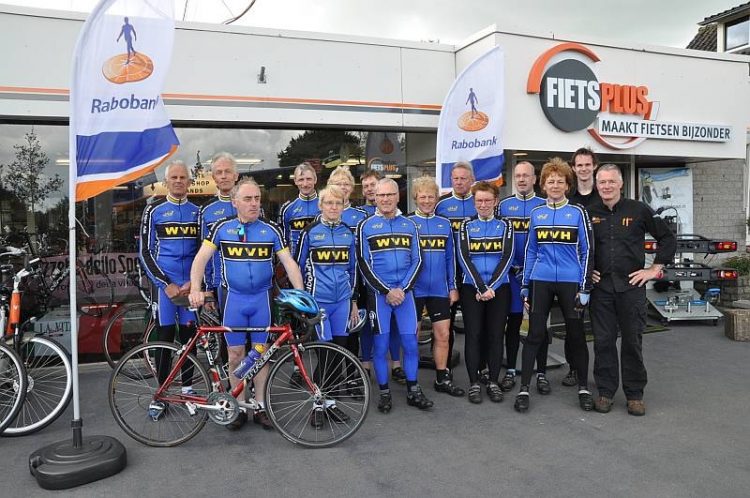 Wielervereniging Holten in nieuwe kleding wielervereniging 