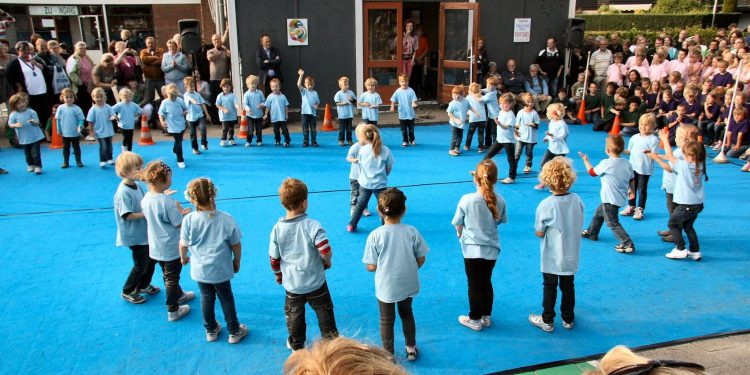 HoltensNieuws.nl Spetterende danspresentatie Haarschool Spetterende danspresentatie Haarschool haarschool
