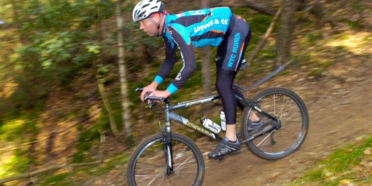 HoltensNieuws.nl Veldtoertocht Holten druk bezocht Veldtoertocht Holten druk bezocht wielervereniging sallandse heuvelrug