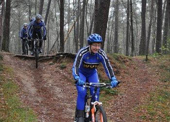 Fietsers genieten van veldtoertocht in Holten wielervereniging sallandse heuvelrug canadese begraafplaats 