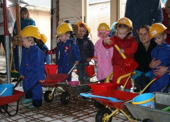 Kerstpakkettenpresentatie bij Wereldwinkel Holten kulturhus 